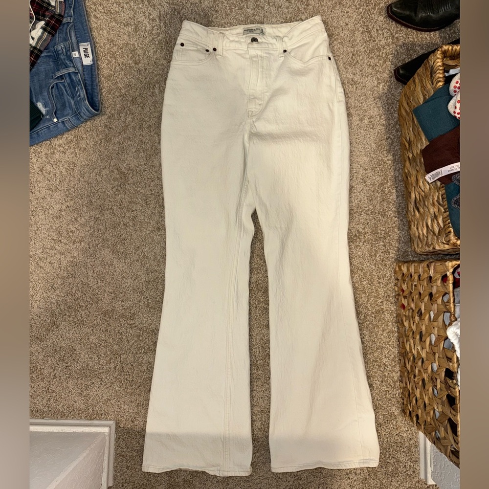 A&F Curve Love Cream Jeans